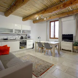 https://le-pairou.fr-provencehotel.com